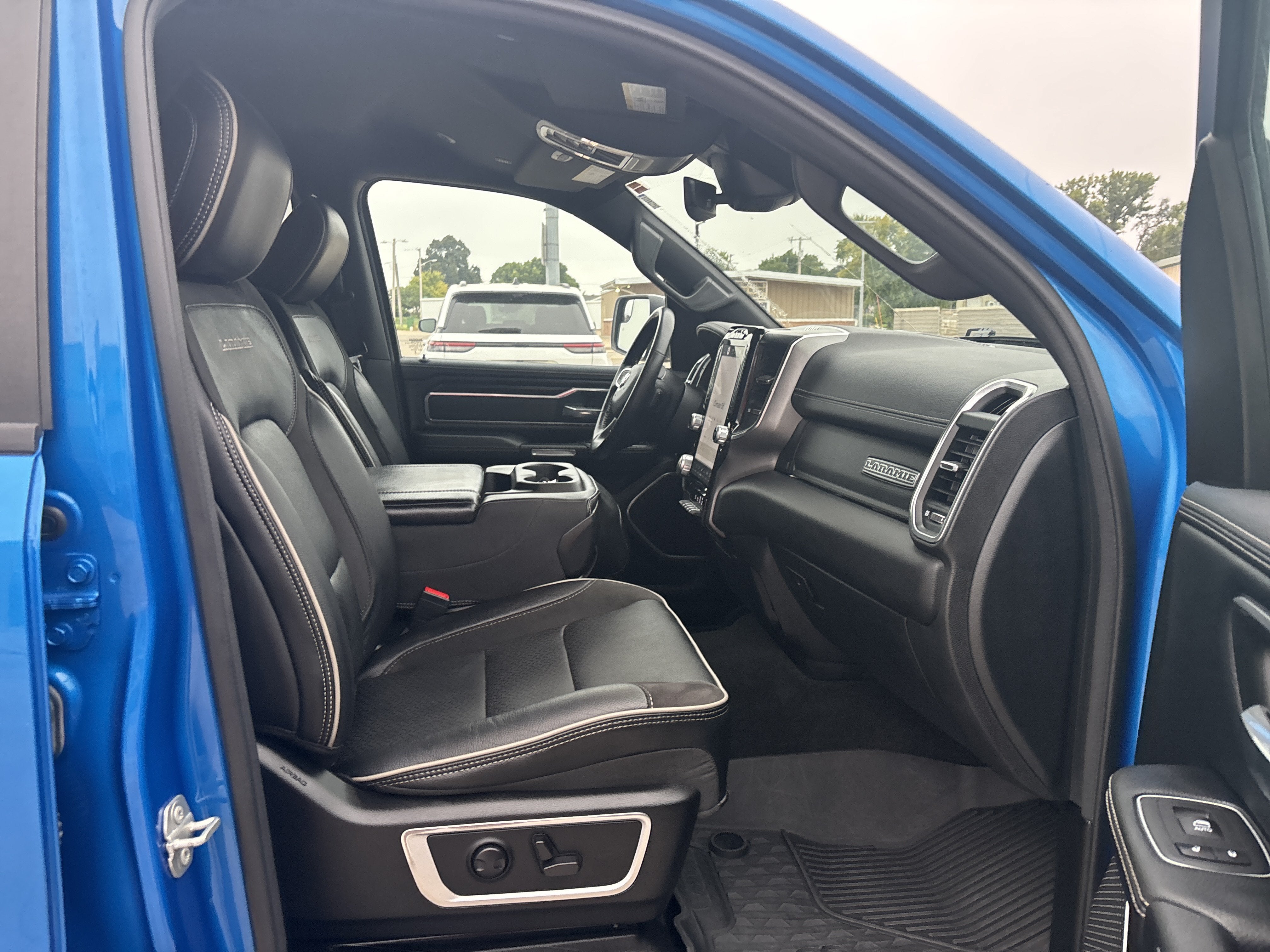 2023 RAM 1500 Laramie Crew Cab 4x4 5'7' Box