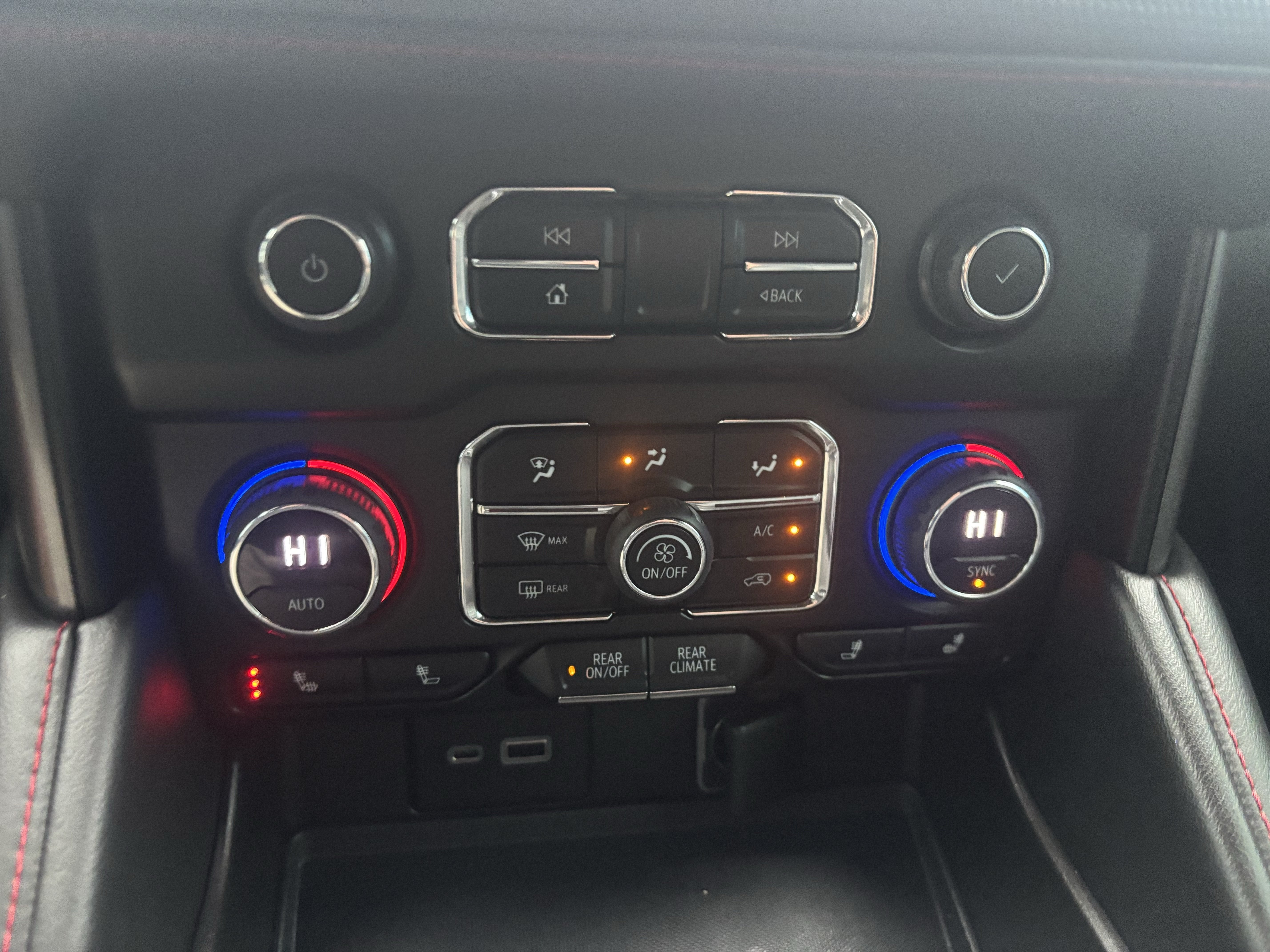 2021 Chevrolet Suburban RST - Photo 17