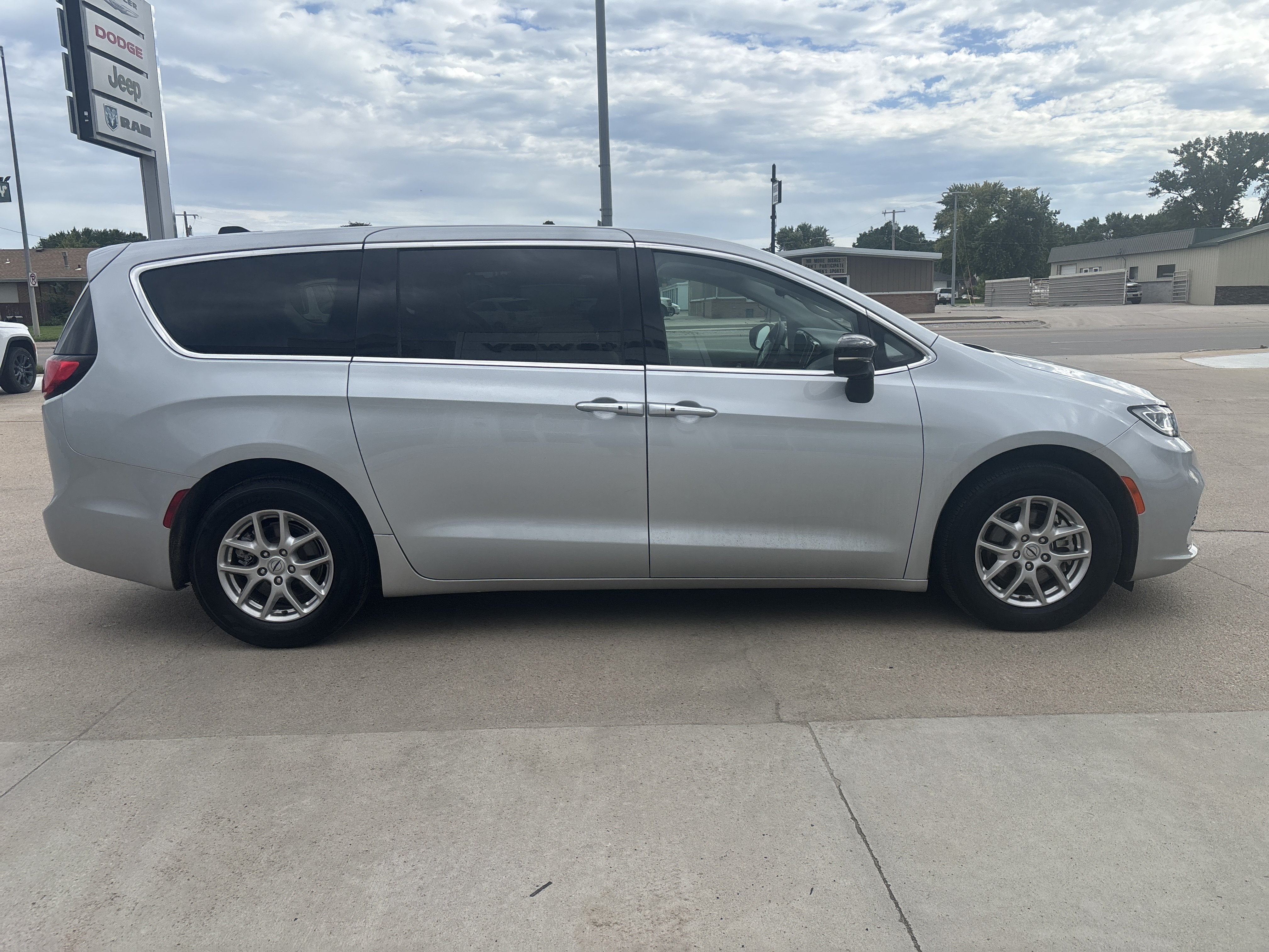 2024 Chrysler Pacifica Touring L